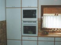 Holzküche in weiß mit Holz-Arbeitsplatte