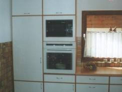 Holzküche in weiß mit Holz-Arbeitsplatte