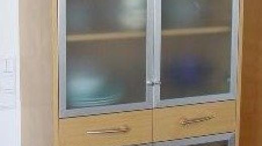 Holzschrank mit Milchglas-Türen