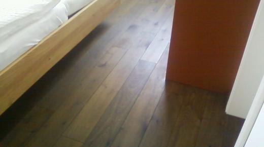 Parkettboden in Hotelzimmer