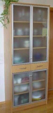Holzschrank mit Milchglas-Türen