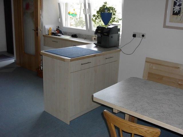 Holzküche mit Holztisch und -eckbank