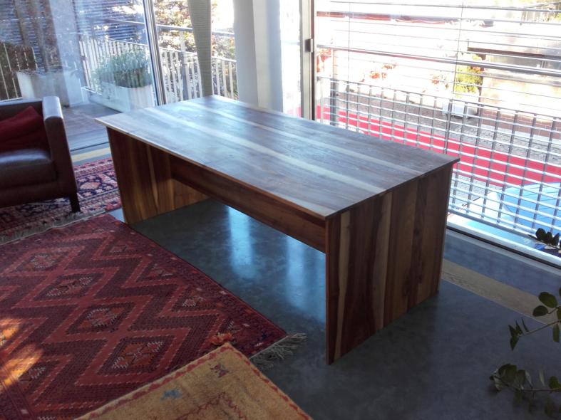 Holztisch und -bank aus Nussbaum